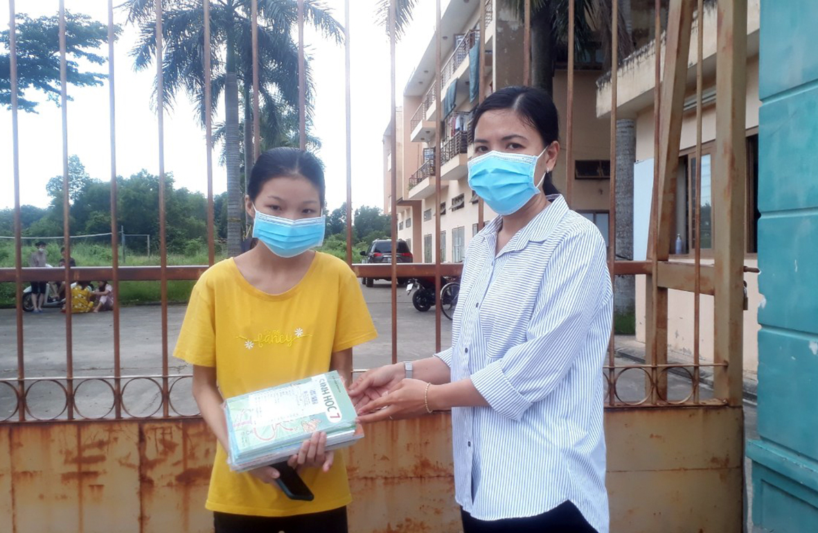 Bà Nguyễn Thị Kim Anh, Phó Chủ tịch UBND phường Hắc Dịch tặng sách giáo khoa cho HS là con công nhân lao động có hoàn cảnh khó khăn.