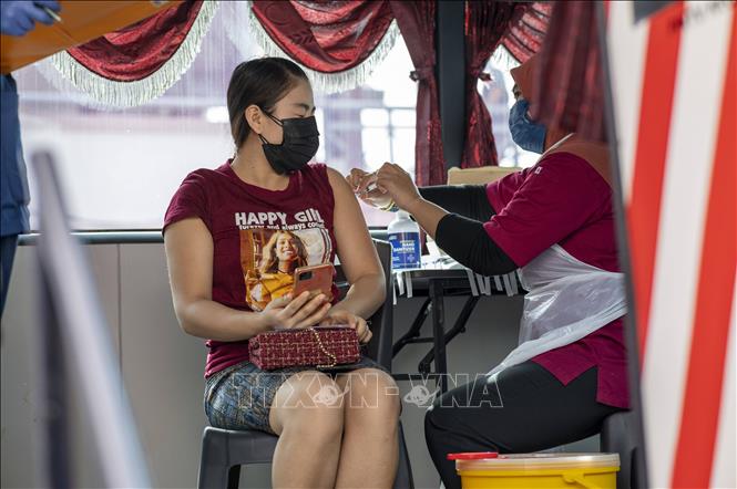 Nhân viên y tế tiêm vaccine ngừa COVID-19 cho người dân tại Selongor (Malaysia)  ngày 12/9/2021.