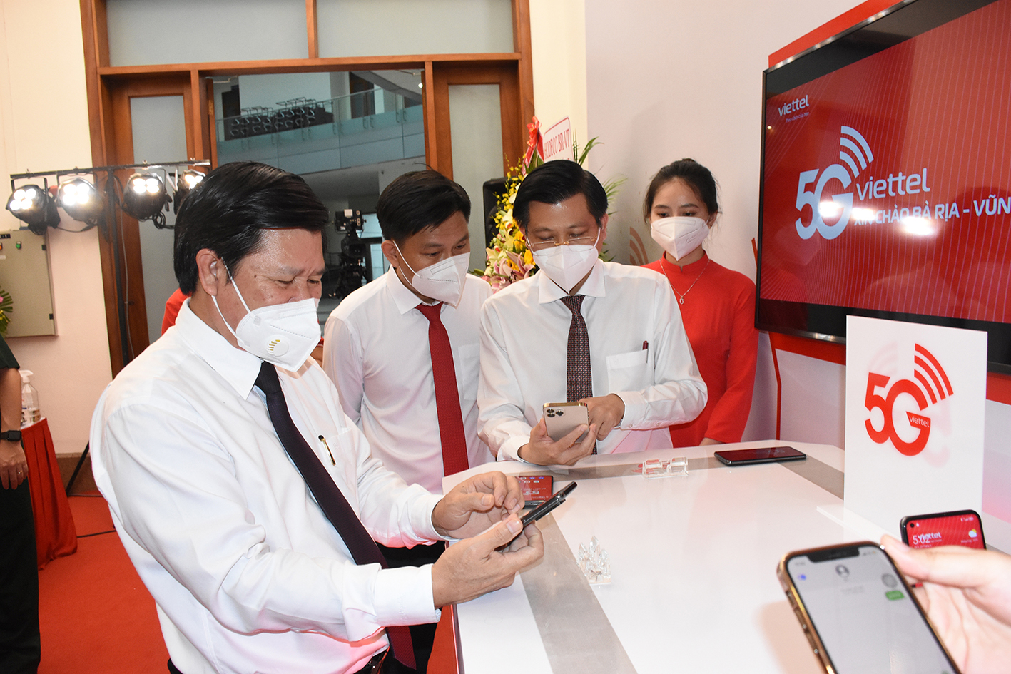 Khách mời trải nghiệm dịch vụ 5G của Viettel tại Trung tâm Hành chính - Chính trị tỉnh.