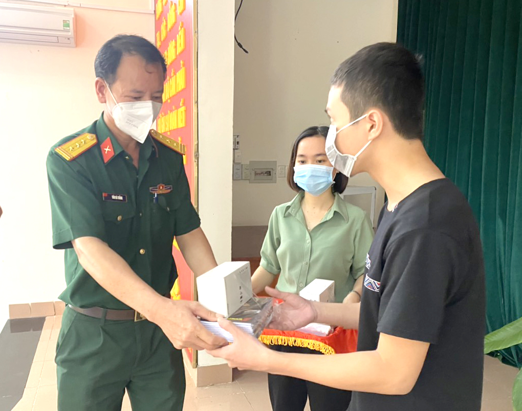 Thượng tá Văn Bá Thắng, Chính trị viên Ban CHQS huyện Đất Đỏ tặng điện thoại cho các em HS có hoàn cảnh khó khăn.