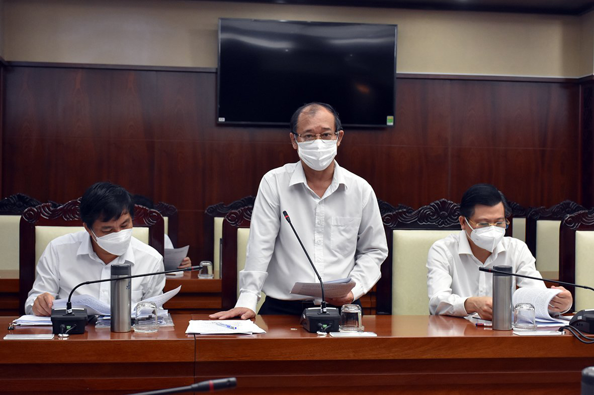 Bác sĩ Phạm Minh An, Giám đốc Sở Y tế báo cáo về công tác tiếp nhận và tổ chức tiêm vắc xin trên địa bàn tỉnh.