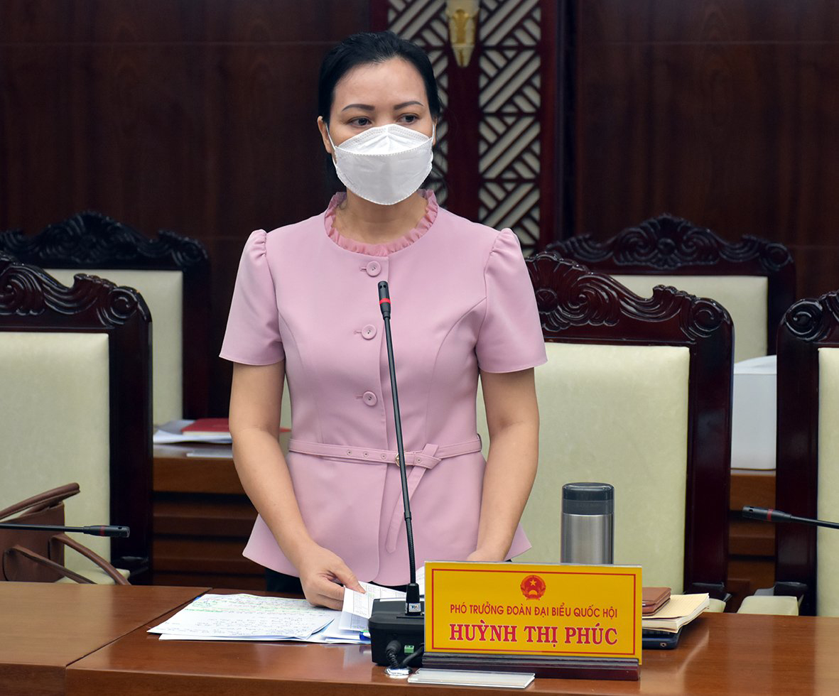 Bà Huỳnh Thị Phúc, Phó Trưởng Đoàn ĐBQH tỉnh đề nghị, BR-VT bảo đảm nhân lực, vật lực để tiến hành tiêm ngay cho người dân, khi được Bộ Y tế phân bổ vắc xin