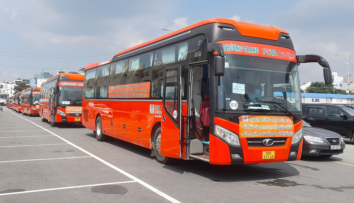 Đoàn xe của nhà xe Phương Trang xuất phát từ Bến xe Miền Đông đưa 215 thai phụ và 15 trẻ em dưới 5 tuổi về tỉnh Bà Rịa – Vũng Tàu.