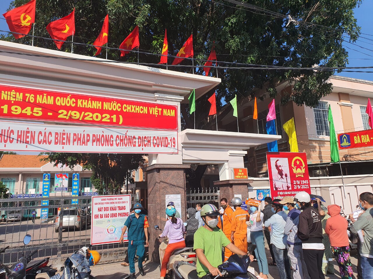 Người lao động tập trung trước UBND phường Mỹ Xuân, TX. Phú Mỹ xin giấy đi đường vào ngày 27/9. Ảnh: NAM HỒ