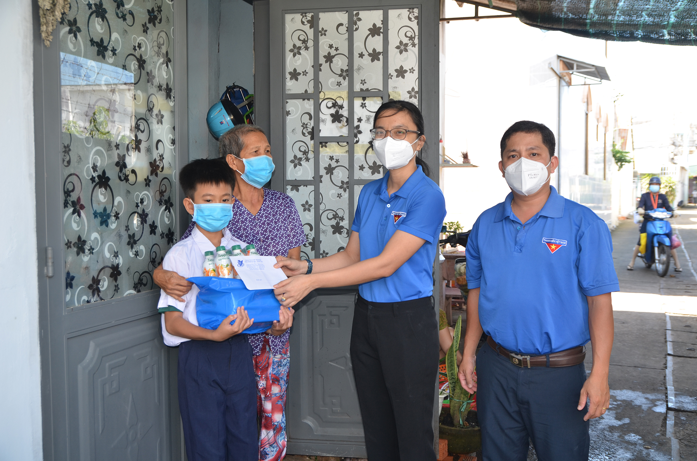 Chị Hồ Thị Ánh Tuyết, Bí thư Tỉnh Đoàn tặng quà, học bổng cho em Bùi Tấn Tài, Trường THCS Văn Lương, huyện Long Điền.