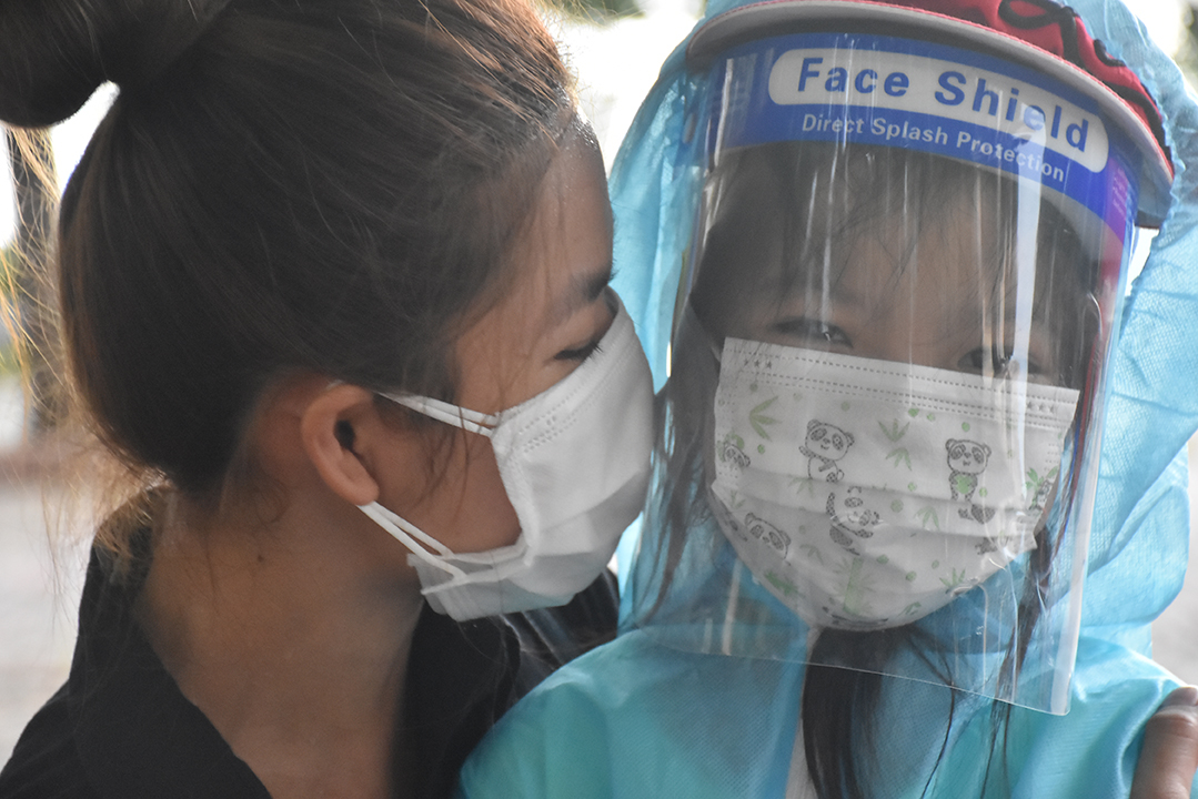  Cháu Trần Ngọc Trà (6 tuổi) gặp lại mẹ sau hơn 3 tháng bị kẹt lại tại TP. Hồ Chí Minh.