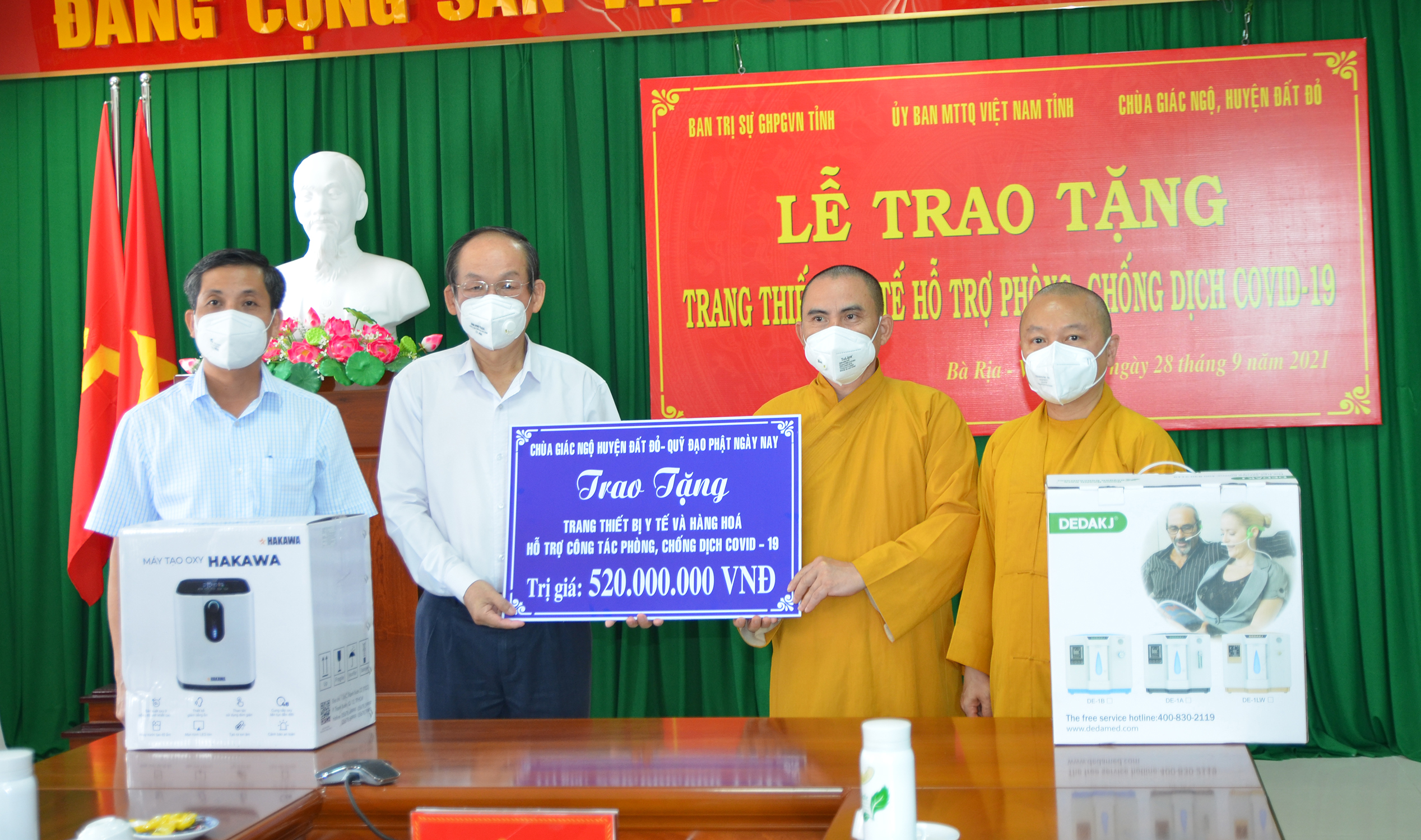 Thượng tọa Thích Nhật Từ, Ủy viên Hội đồng Trị sự Giáo hội Phật giáo Việt Nam, Phó Viện trưởng Thường trực Học viện Phật giáo Việt Nam tại TP.Hồ Chí Minh, Trụ trì Chùa Giác Ngộ trao bảng tượng trưng thiết bị y tế và nhu yếu phẩm đến đại diện UBMTTQ Việt Nam tỉnh và đại diện Sở Y tế. Ảnh: MINH THANH