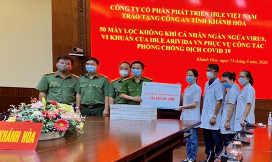 Đại diện Công ty Phát triển công nghệ TPIS trao tặng máy lọc ible Airvida cho UBND tỉnh Khánh Hòa.