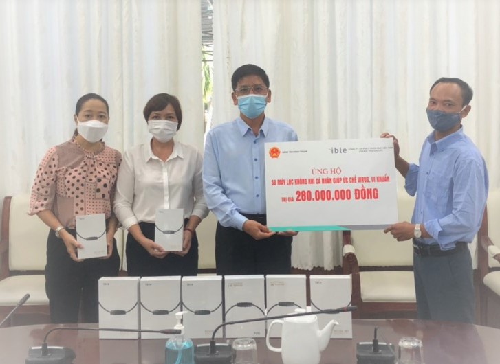 Đại diện Công ty Phát triển công nghệ TPIS trao tặng máy lọc ible Airvida cho UBND tỉnh Ninh Thuận.