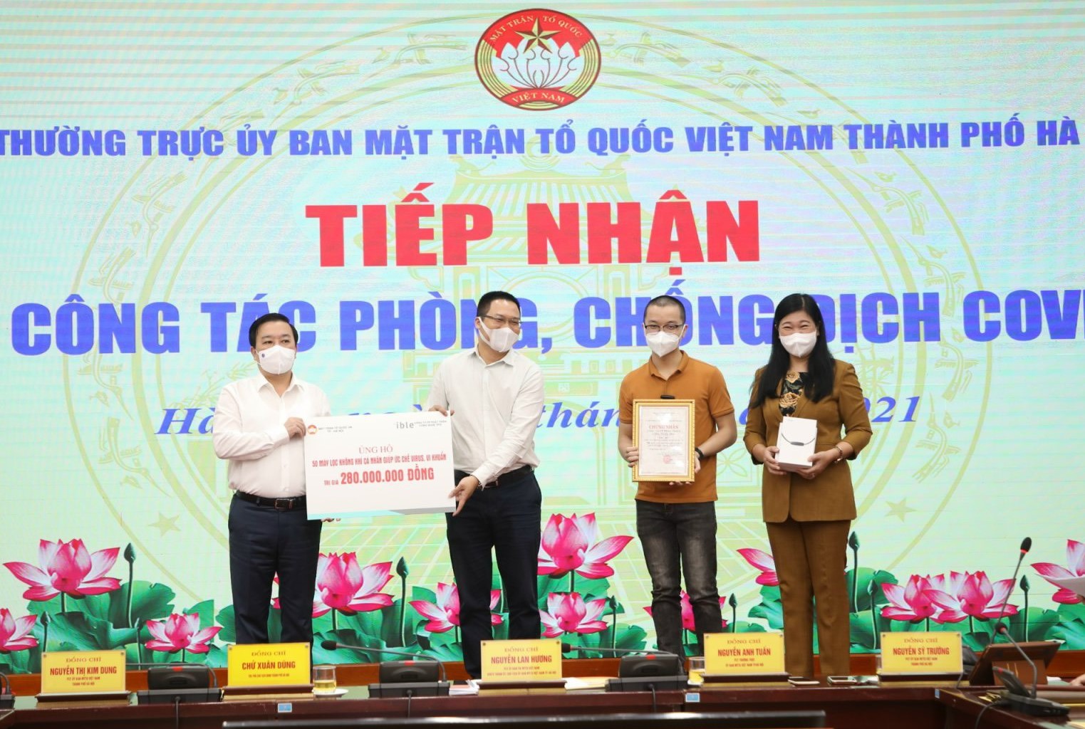 Đại diện Công ty Phát triển công nghệ TPIS trao tặng máy lọc ible Airvida cho Ủy ban MTTQVN TP.Hà Nội
