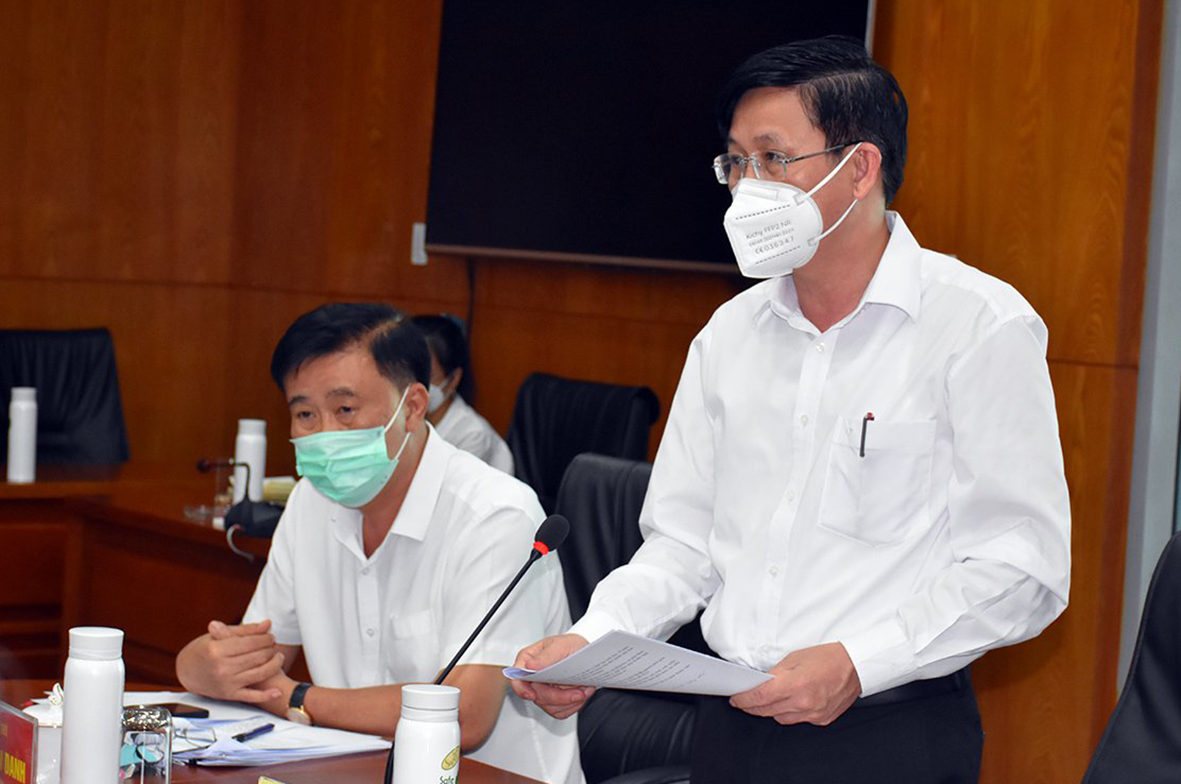 Ông Lê Ngọc Khánh, Phó Chủ tịch UBND tỉnh báo cáo Kế hoạch “Triển khai thực hiện thí điểm các khách sạn đón và phục vụ khách du lịch”.