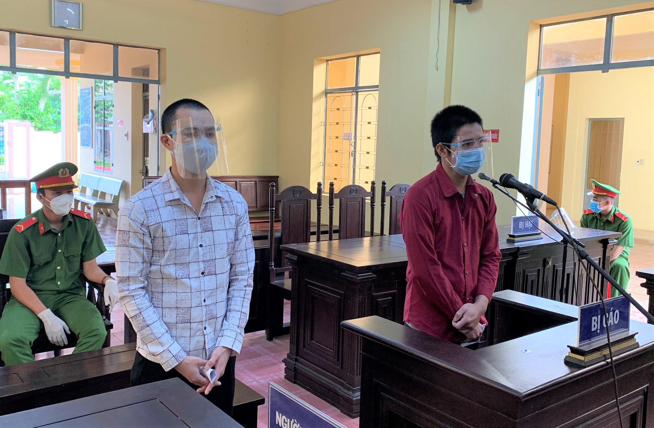 Đối tượng Nguyễn Tiến Quốc và Đỗ Quốc Huy tại phiên tòa.