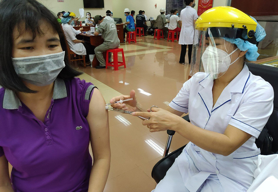 Công nhân Nhà máy Đạm Phú Mỹ tiêm vaccine. Ảnh: TRÀ NGÂN