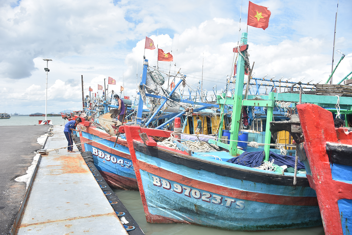 Ngày 23/9 vừa qua, tàu cá Bình Định được cập cảng Vũng Tàu bốc dỡ thủy sản, lấy nhiên liệu, đá lạnh cho chuyến biển mới.