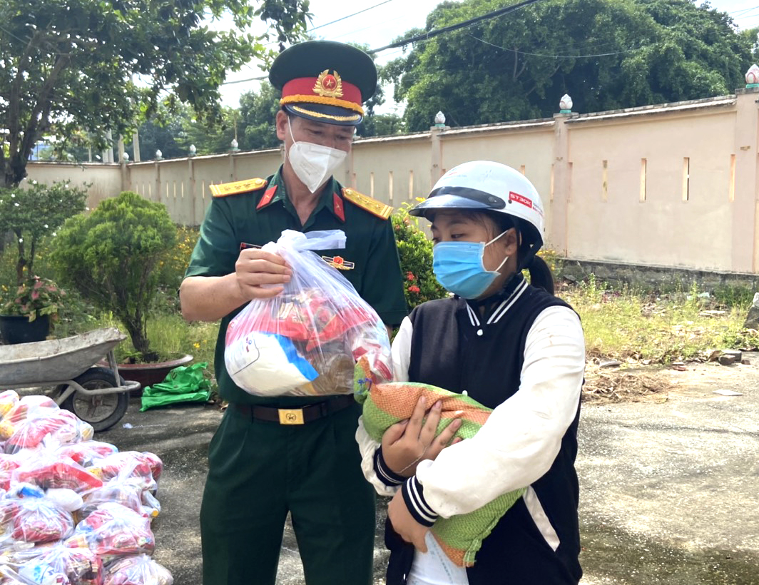 Thượng tá Văn Bá Thắng, Chính trị viên Ban CHQS huyện Đất Đỏ tặng quà cho các hộ dân có hoàn cảnh khó khăn, do ảnh hưởng của dịch trên địa bàn TT. Phước Hải.