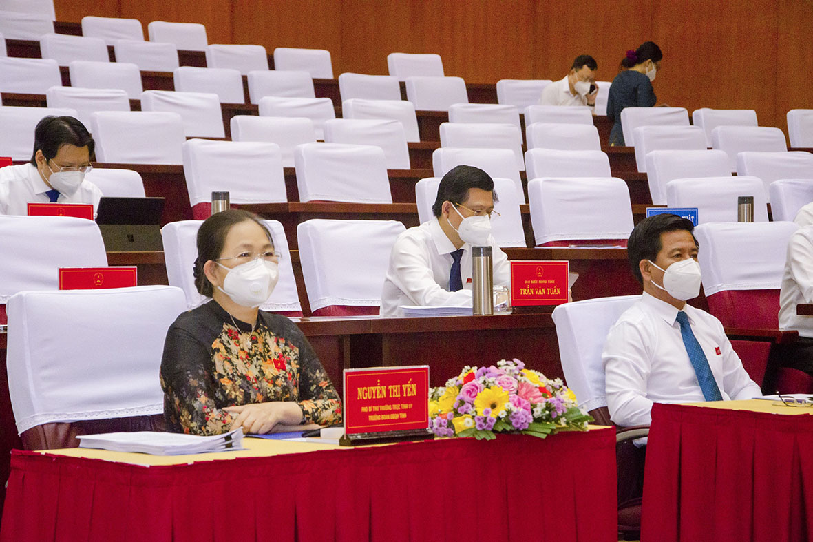 Bà Nguyễn Thị Yến, Phó Bí thư Thường trực Tỉnh ủy, Trưởng Đoàn ĐBQH tỉnh; ông Bùi Chí Thành, Ủy viên Ban Thường vụ Tỉnh ủy, Chủ tịch UBMTTQ Việt Nam tỉnh, tham dự Kỳ họp.