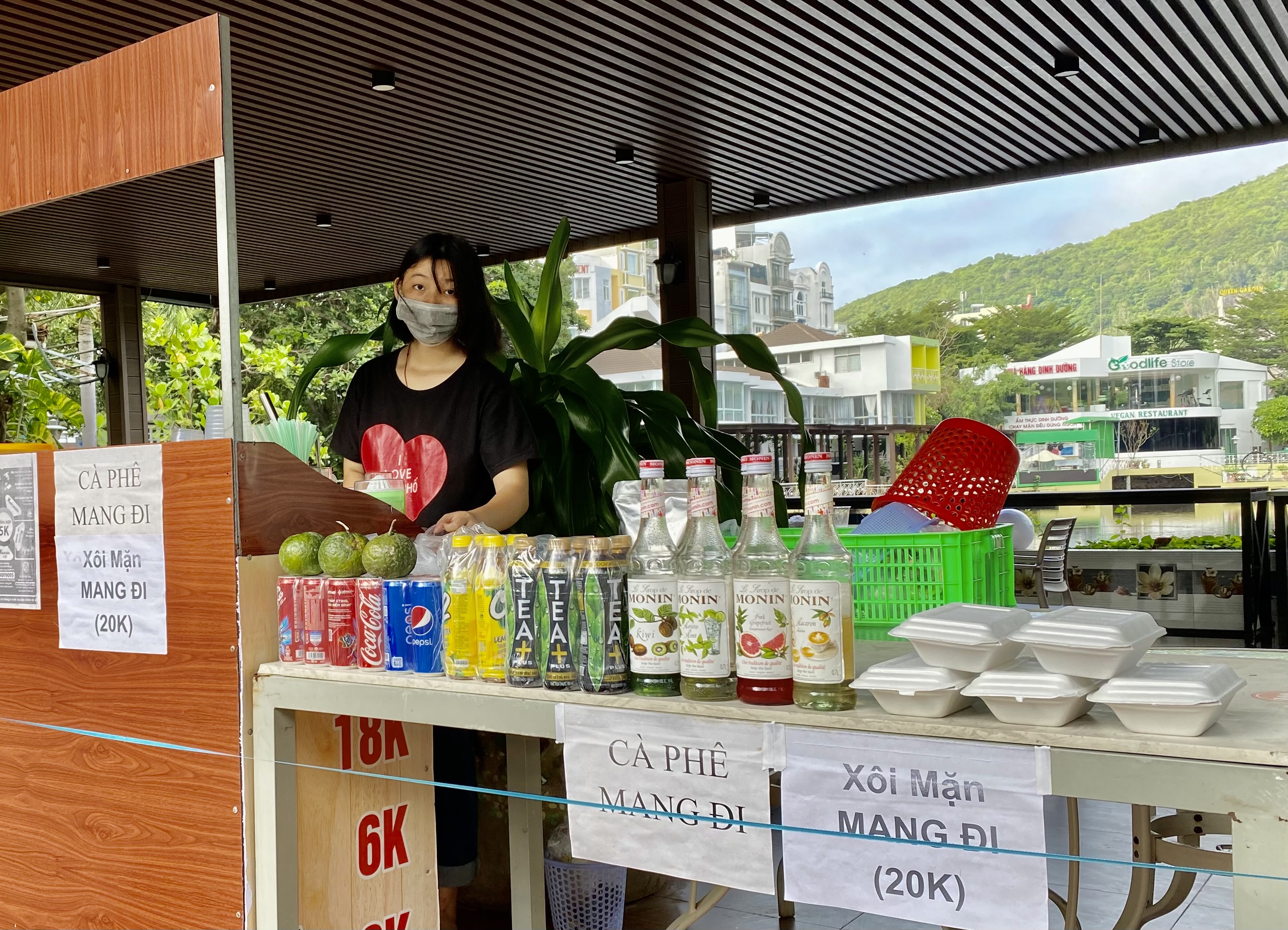 Hộp xốp, ly nhựa, ống hút nhựa thải ra môi trường nhiều hơn từ các dịch vụ bán hàng mang đi. (Ảnh minh họa)