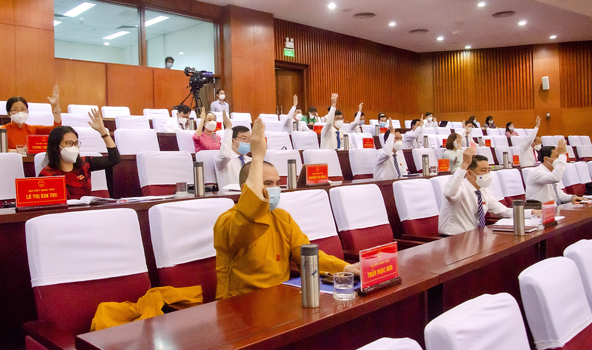 Các đại biểu HĐND tỉnh biểu quyết thông qua các Dự thảo Nghị quyết tại Kỳ họp.