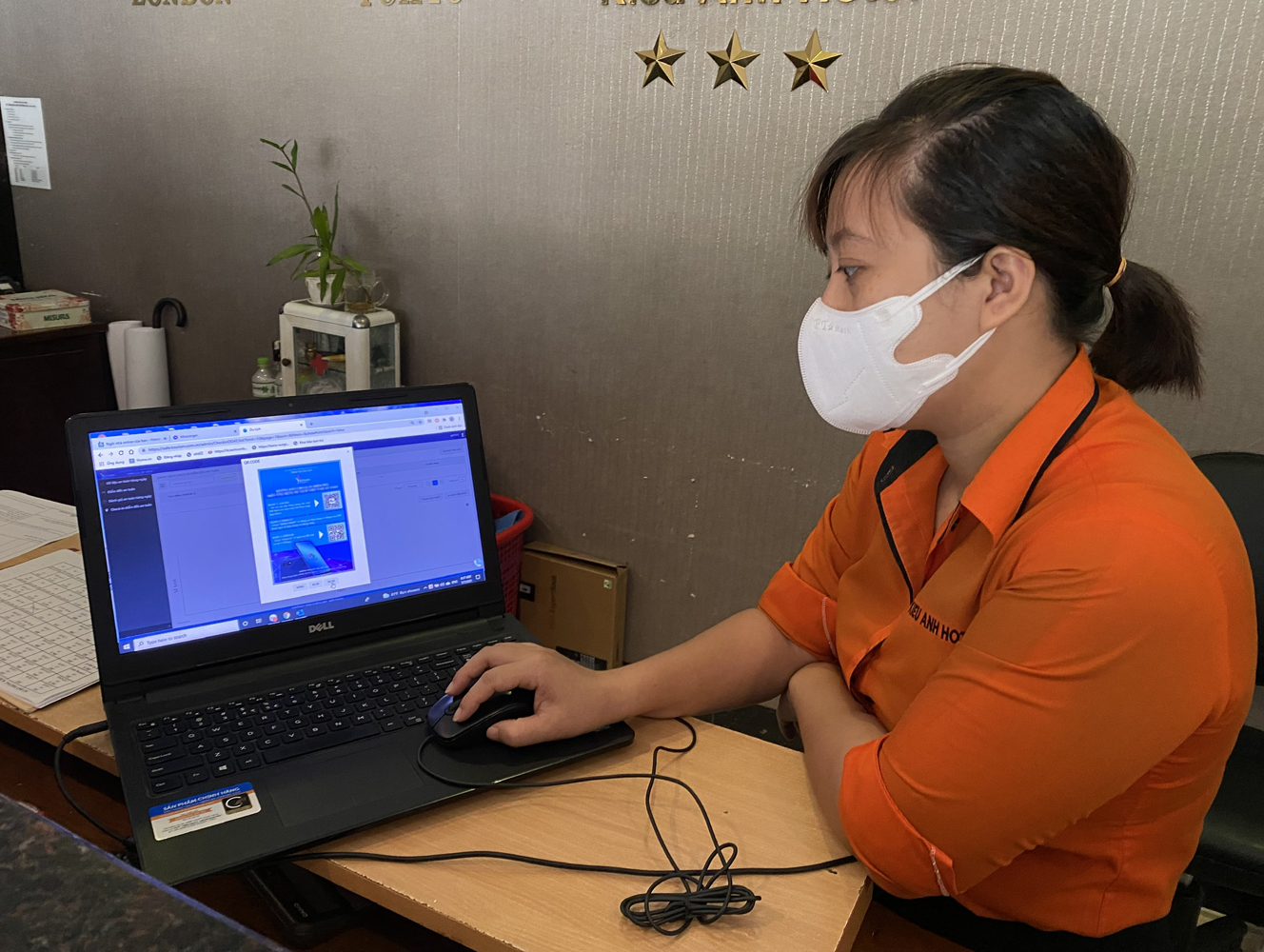 Nhân viên khách sạn Kiều Anh cập nhật thông tin phòng, chống dịch vào phần mềm Du lịch  Việt Nam an toàn. 