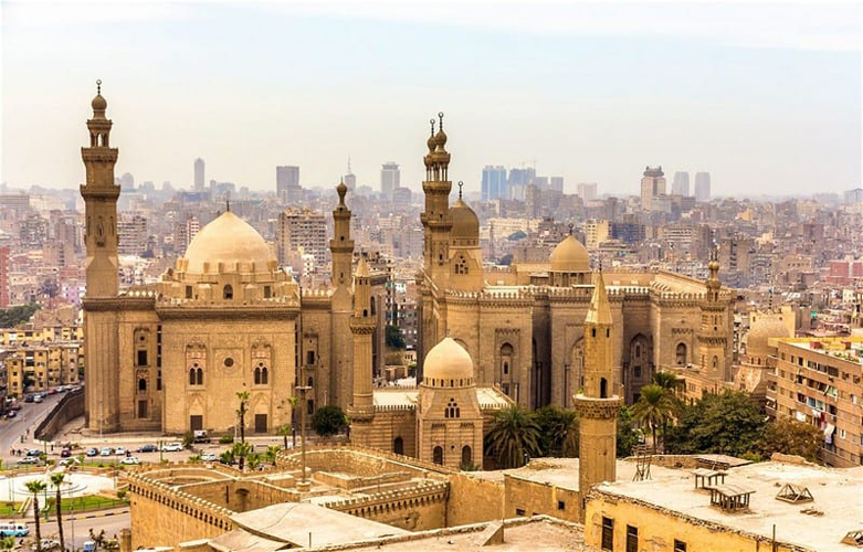 Cairo có nhiều đền thờ Hồi giáo đặc trưng  mái vòm, tháp nhọn, đỉnh tròn.