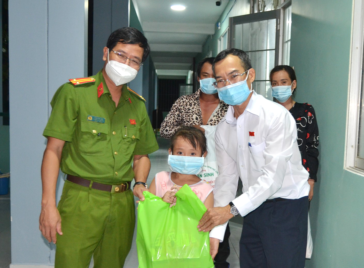 Trung tá Trần Văn Lung, Phó Trưởng Công an TP.Vũng Tàu và ông Phạm Tuấn Anh, đại diện UBMTTQ Việt Nam TP.Vũng Tàu tặng “Túi an sinh”, quà cho những công dân tại điểm sinh hoạt tập trung Trường THCS Võ Văn Kiệt.