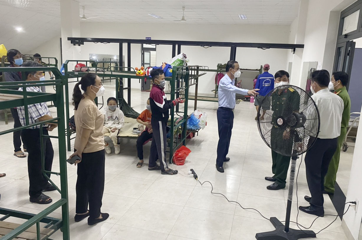 Lực lượng chức năng TX. Phú Mỹ vận động các trường hợp tự phát về quê tạm thời lưu trú tại sân vận động thị xã để chờ xin ý kiến của UBND tỉnh. Ảnh: Mạnh Khá