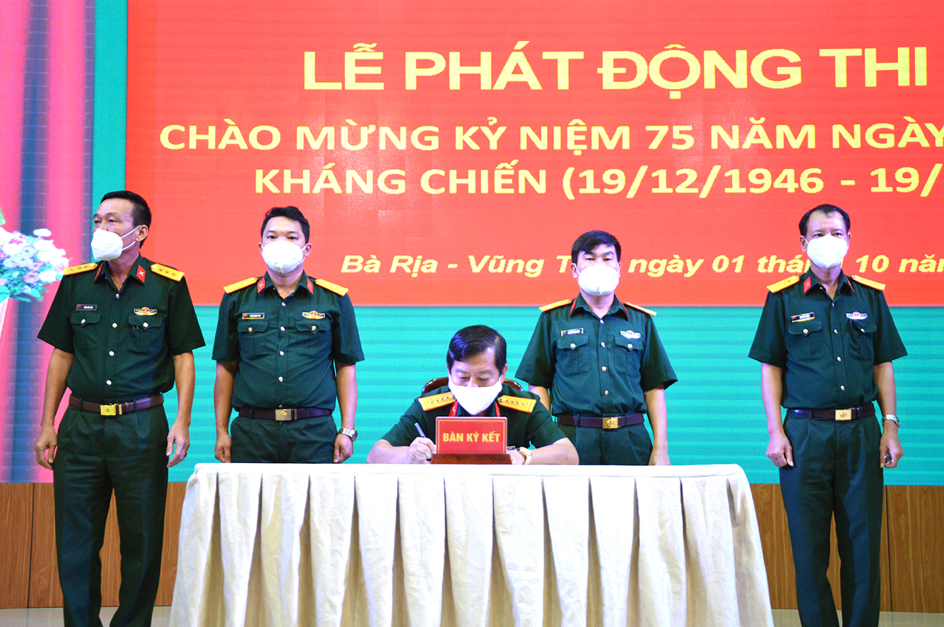 Đại diện các cơ quan, đơn vị, địa phương ký giao ước thi đua.