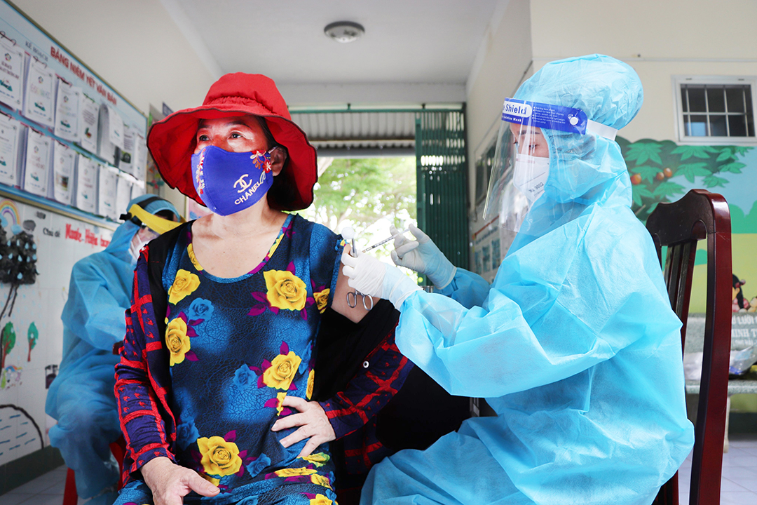 Nhân viên y tế tiêm vắc xin phòng COVID-19 (mũi 2) cho người dân khu phố Hải Vân, TT.Long Hải, huyện Long Điền. Ảnh: ĐINH HÙNG