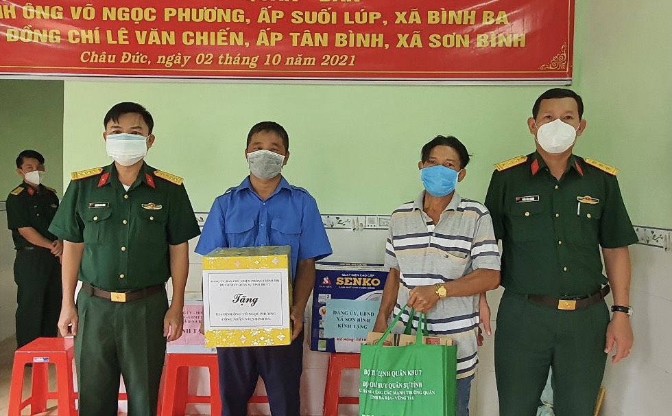 Đại diện Phòng Chính trị Bộ CHQS tỉnh tặng quà cho gia đình ông Võ Ngọc Phương (ấp Suối Lúp, xã Bình Ba).