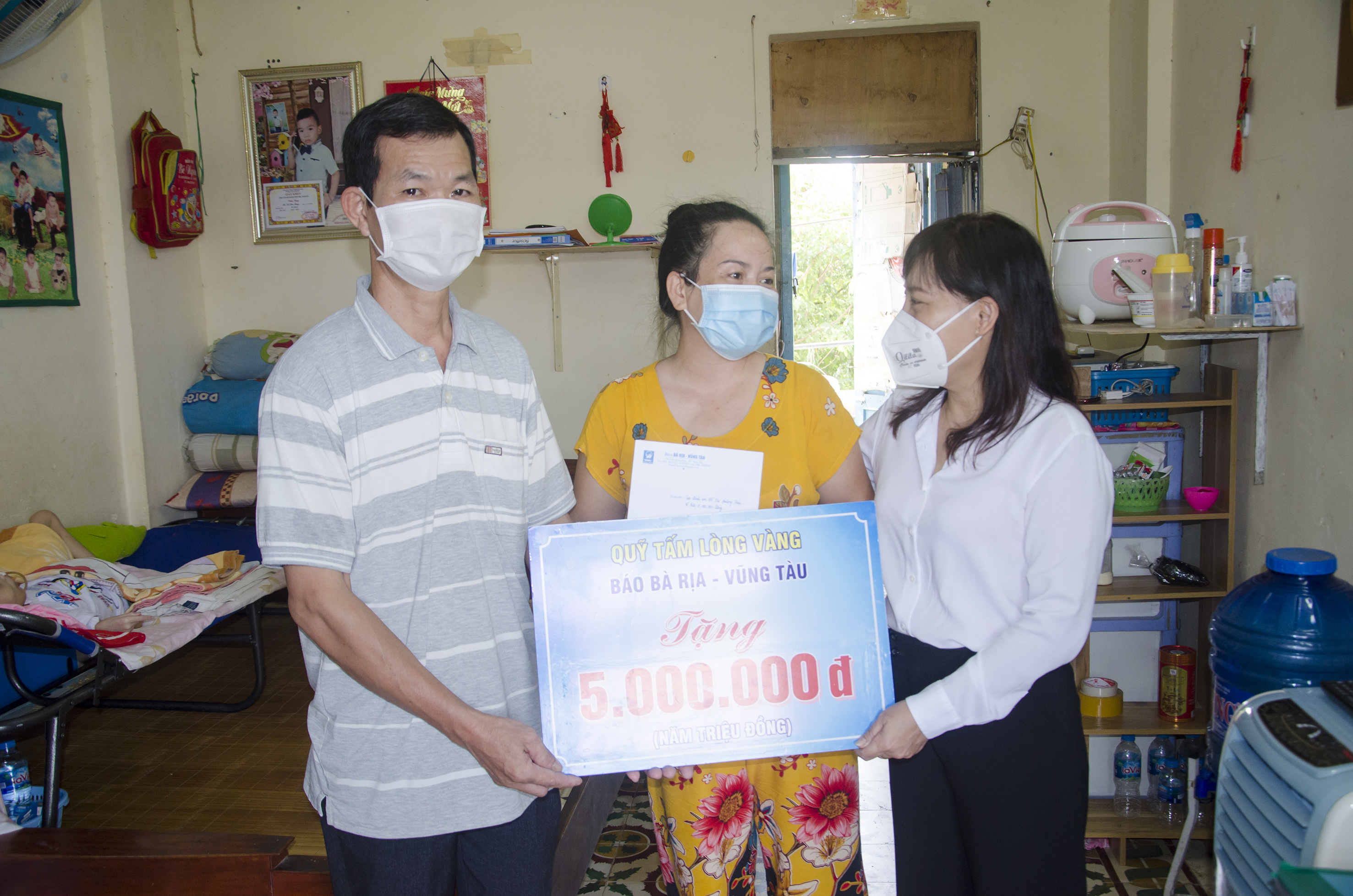 Bà Đỗ Nguyễn Hoàng Dung, Quyền Tổng Biên tập Báo Bà Rịa - Vũng Tàu (thứ nhất từ phải qua) trao tiền hỗ trợ cho gia đình chị em Đỗ Thị Phương Thảo (ngụ tại 890/22B, đường 30/4, TP.Vũng Tàu).