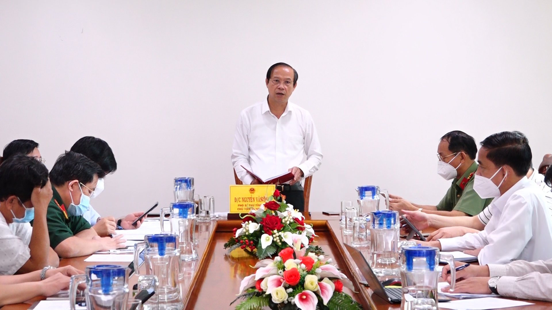 Ông Nguyễn Văn Thọ, Chủ tịch UBND tỉnh phát biểu chỉ đạo tại cuộc họp bàn về các giải pháp đưa đón công nhân đi về trên địa bàn tỉnh.