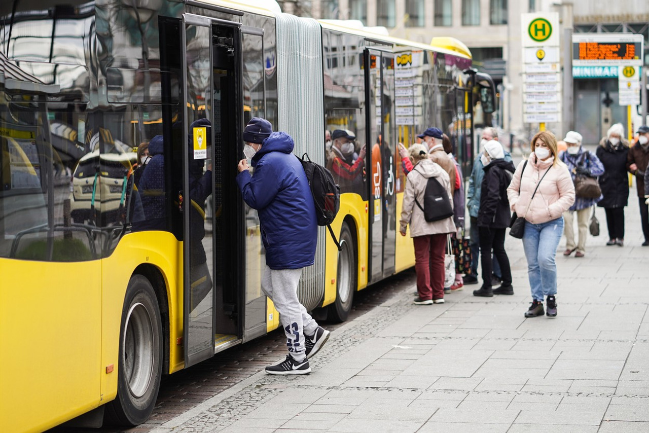 Người dân đeo khẩu trang phòng dịch COVID-19 tại Berlin (Đức).