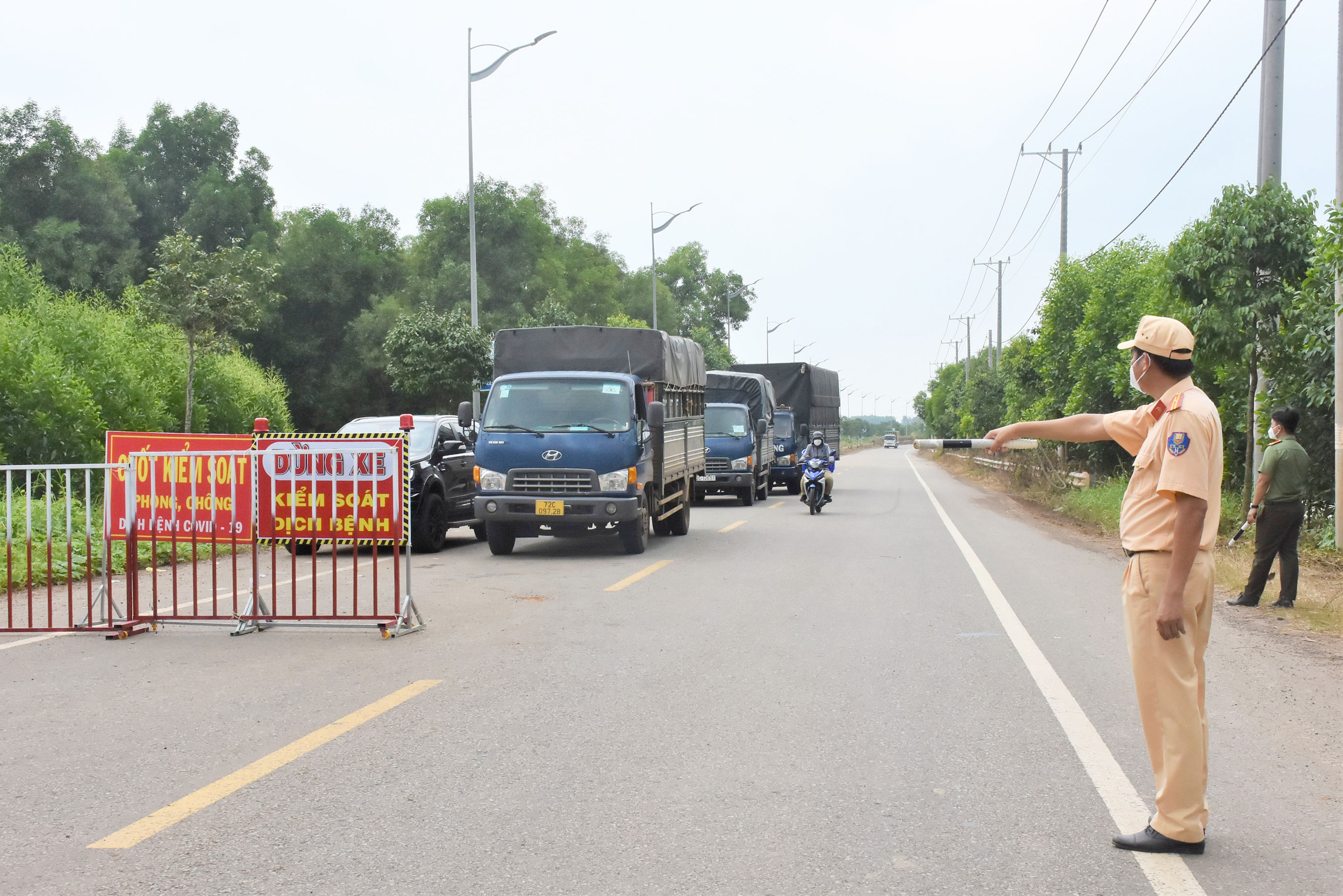 Lực lượng làm nhiệm vụ kiểm tra phương tiện tham gia giao thông tại chốt kiểm soát dịch giáp ranh huyện Xuyên Mộc với huyện Châu Đức. Ảnh: MAI NGỌC