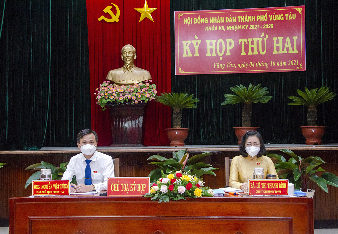 Bà Lê Thị Thanh Bình, Phó Bí thư Thường trực Thành ủy, Chủ tịch HĐND TP.Vũng Tàu; ông Nguyễn Việt Dũng, Phó Chủ tịch HĐND TP.Vũng Tàu, chủ tọa Kỳ họp.
