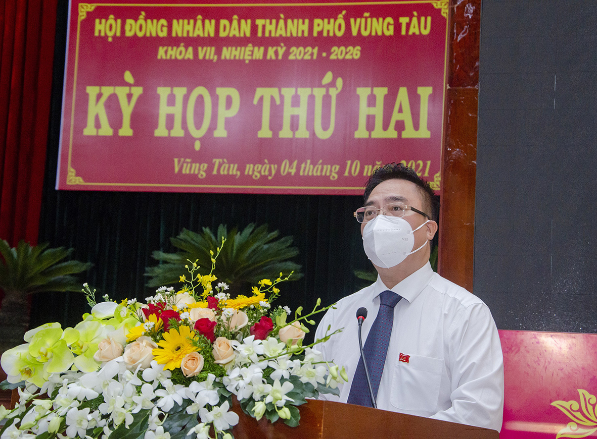 Ông Hoàng Vũ Thảnh, Phó Bí thư Thành ủy, Chủ tịch UBND TP.Vũng Tàu báo cáo tình hình thực hiện kế hoạch kinh tế - xã hội, quốc phòng an ninh 9 tháng đầu năm.