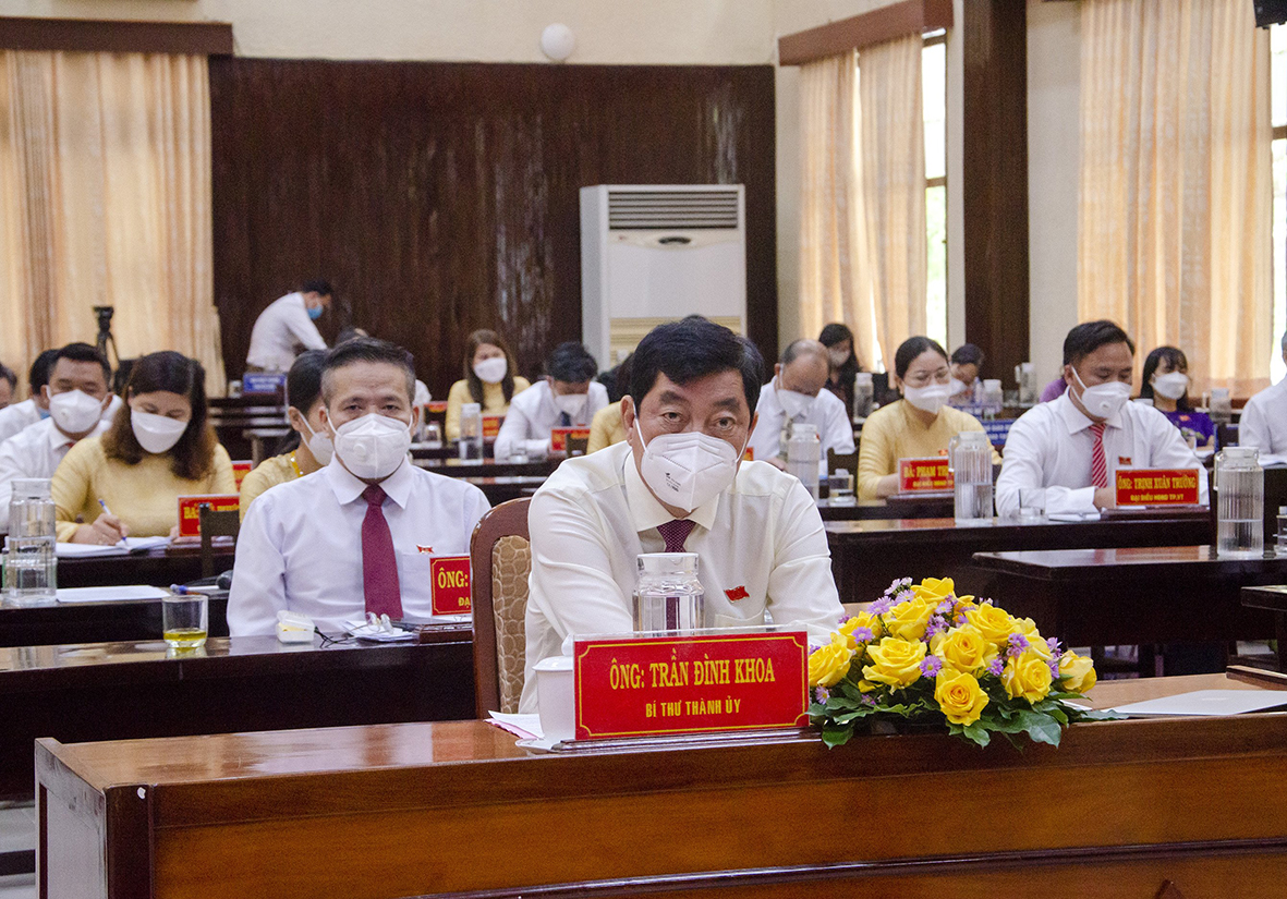 Ông Trần Đình Khoa, Ủy viên Ban Thưởng vụ Tỉnh ủy, Bí thư Thành ủy Vũng Tàu và các đại biểu tham dự Kỳ họp.