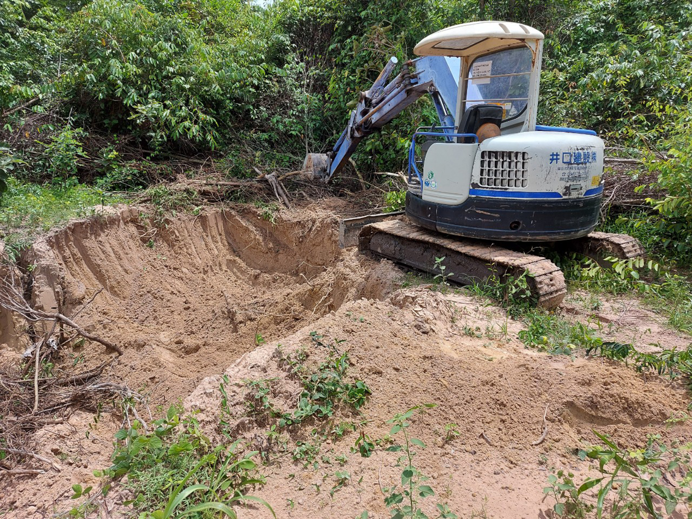 Chiếc xe cuốc bị ông Tài phát hiện ở khu đất có dấu hiệu khai thác cát trái phép tại thôn 1, xã Long Sơn.