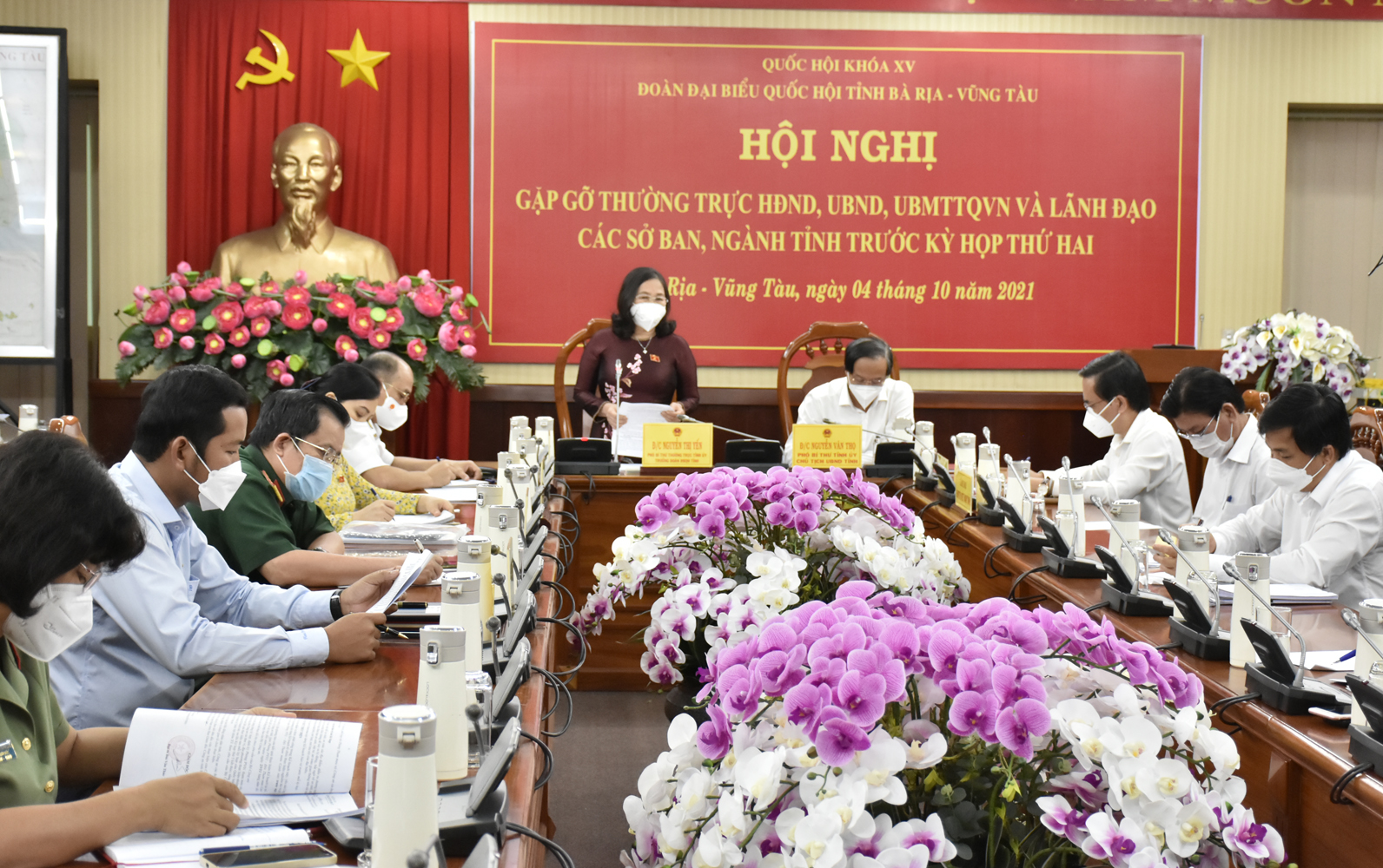 Bà Nguyễn Thị Yến, Phó Bí thư Thường trực Tỉnh ủy, Ủy viên Ủy ban Tài chính-Ngân sách của Quốc hội, Trưởng Đoàn ĐBQH tỉnh phát biểu tại Hội nghị.