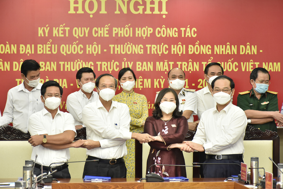 Đoàn ĐBQH tỉnh và Thường trực HĐND, UBND, Ban Thường trực UBMTTQVN tỉnh ký kết Quy chế phối hợp công tác nhiệm kỳ 2021-2026.