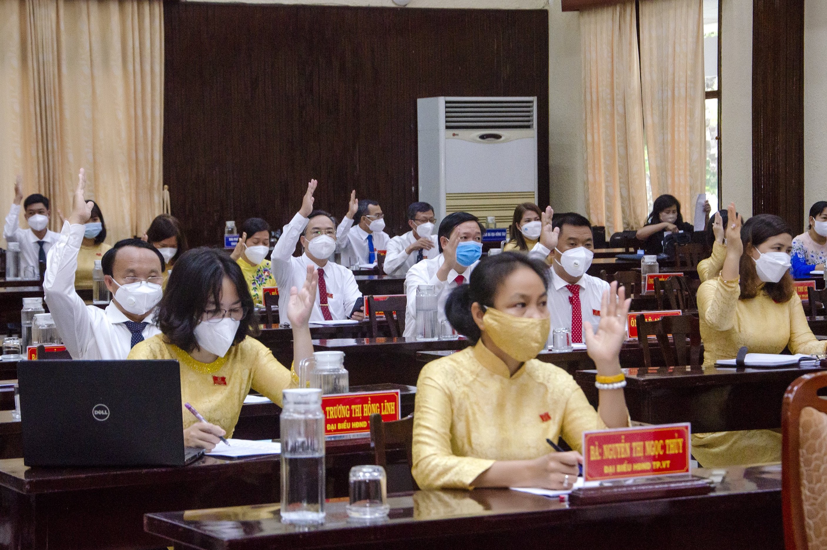 Đại biểu HĐND TP.Vũng Tàu biểu quyết thông qua các Dự thảo nghị quyết tại Kỳ họp.