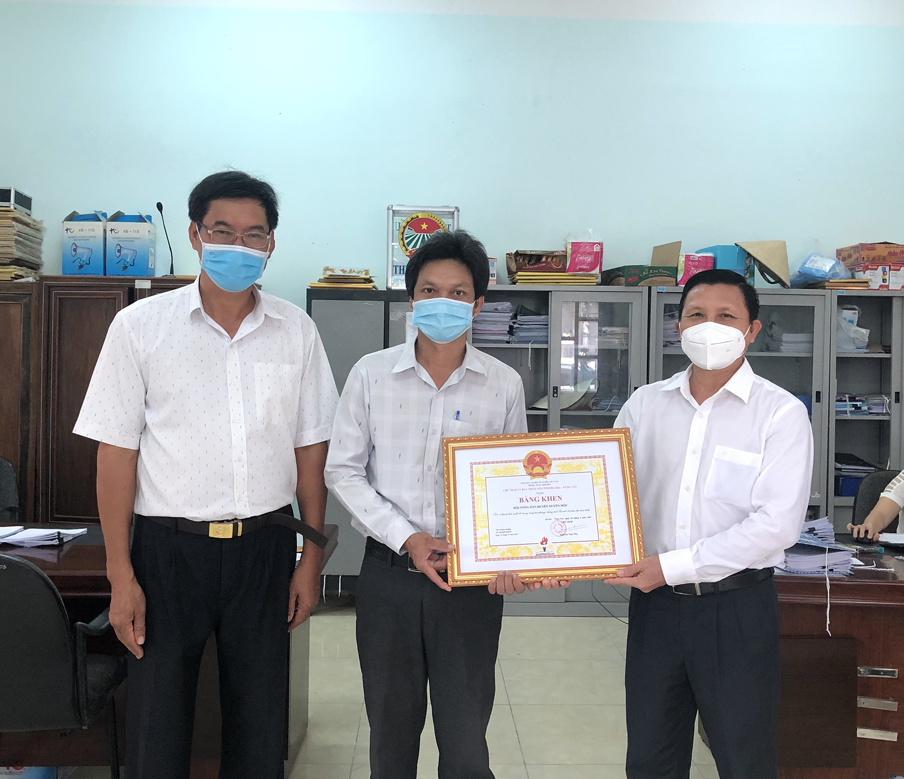 Ông Mai Minh Quang (bìa phải), Chủ tịch Hội Nông dân tỉnh trao Bằng khen của UBND tỉnh cho Hội Nông dân huyện Xuyên Mộc.