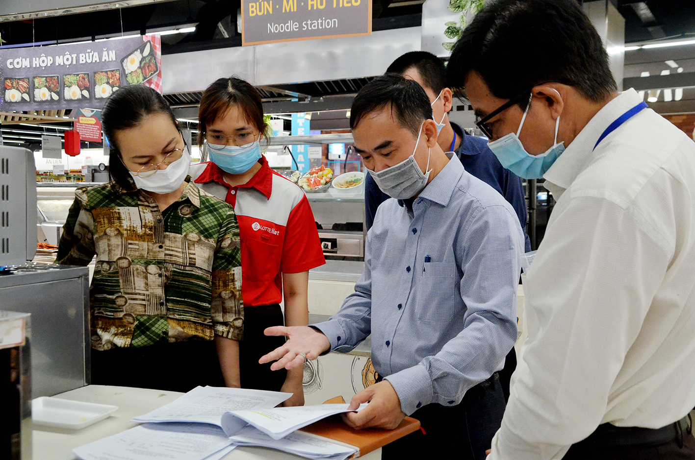 Đoàn công tác Sở Công thương phối hợp với Sở TT-TT làm việc với Lotte Mart Vũng Tàu về công tác phòng chống dịch sáng 5/10.