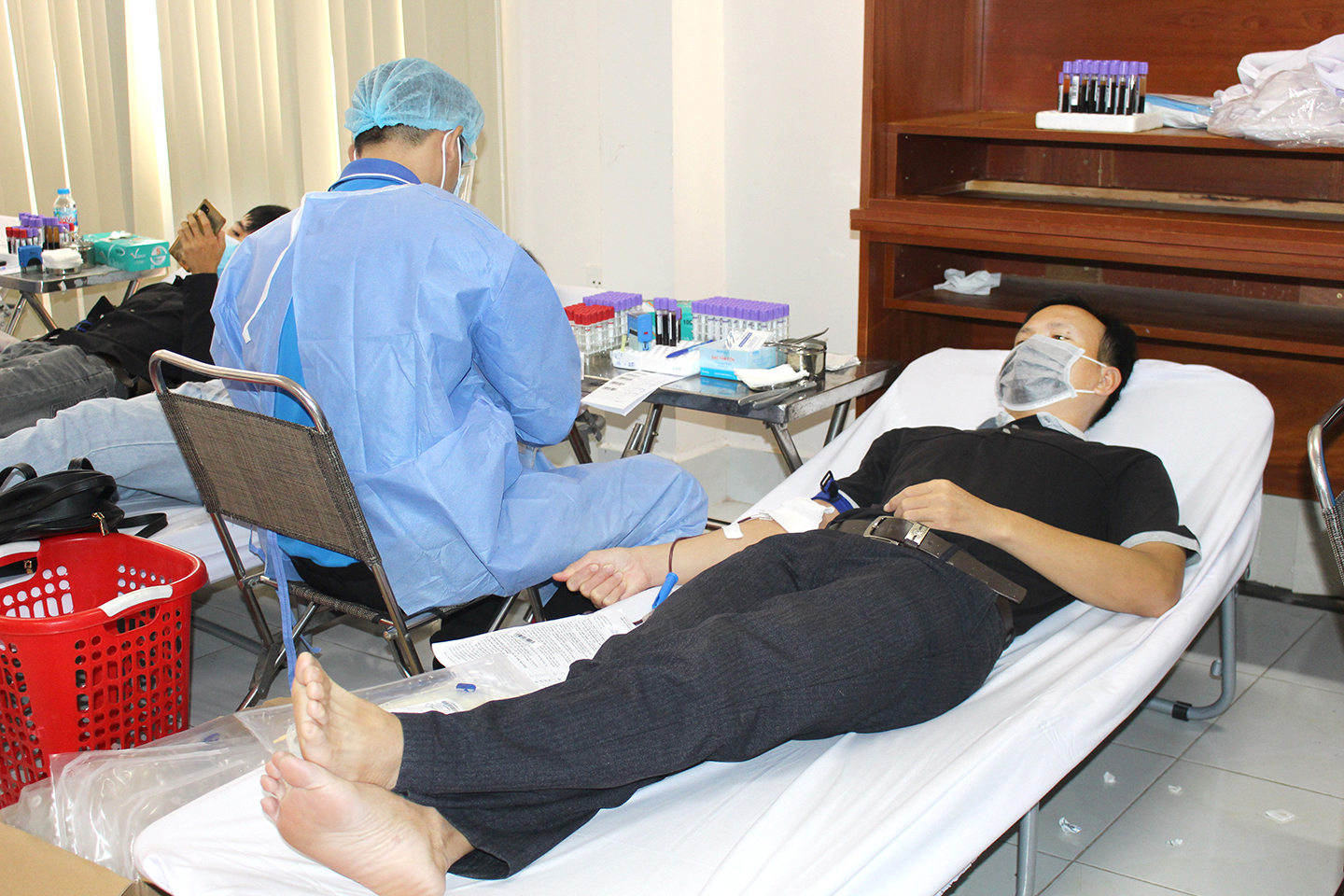 Người dân TP. Vũng Tàu tham gia hiến máu  tình nguyện.