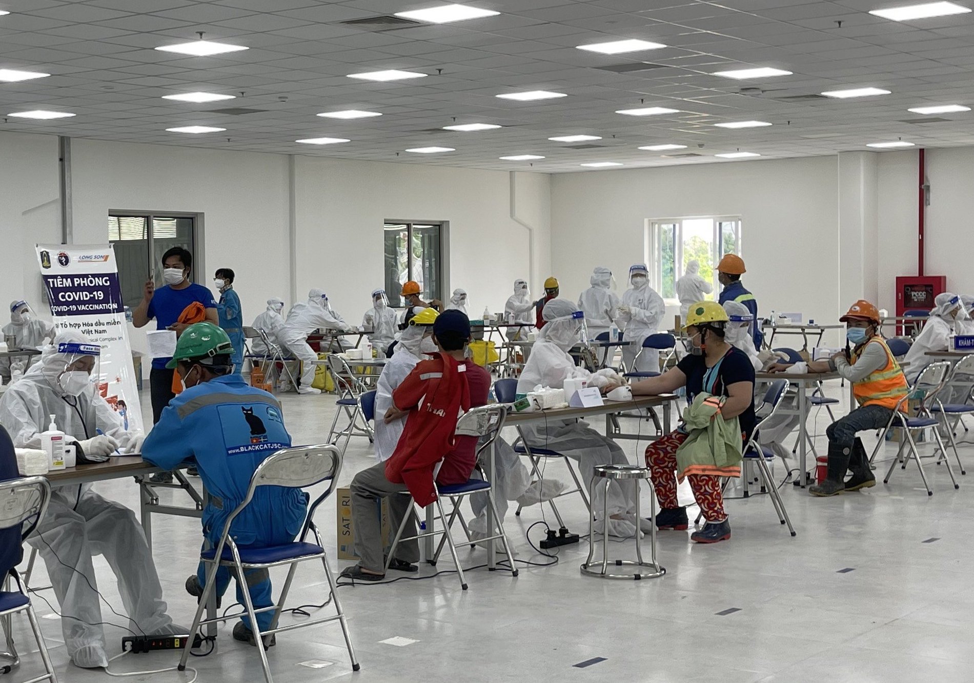 Công nhân Dự án Tổ hợp Hóa dầu Long Sơn (xã Long Sơn, TP.Vũng Tàu) được khám sàng lọc trước tiêm phòng COVID-19.