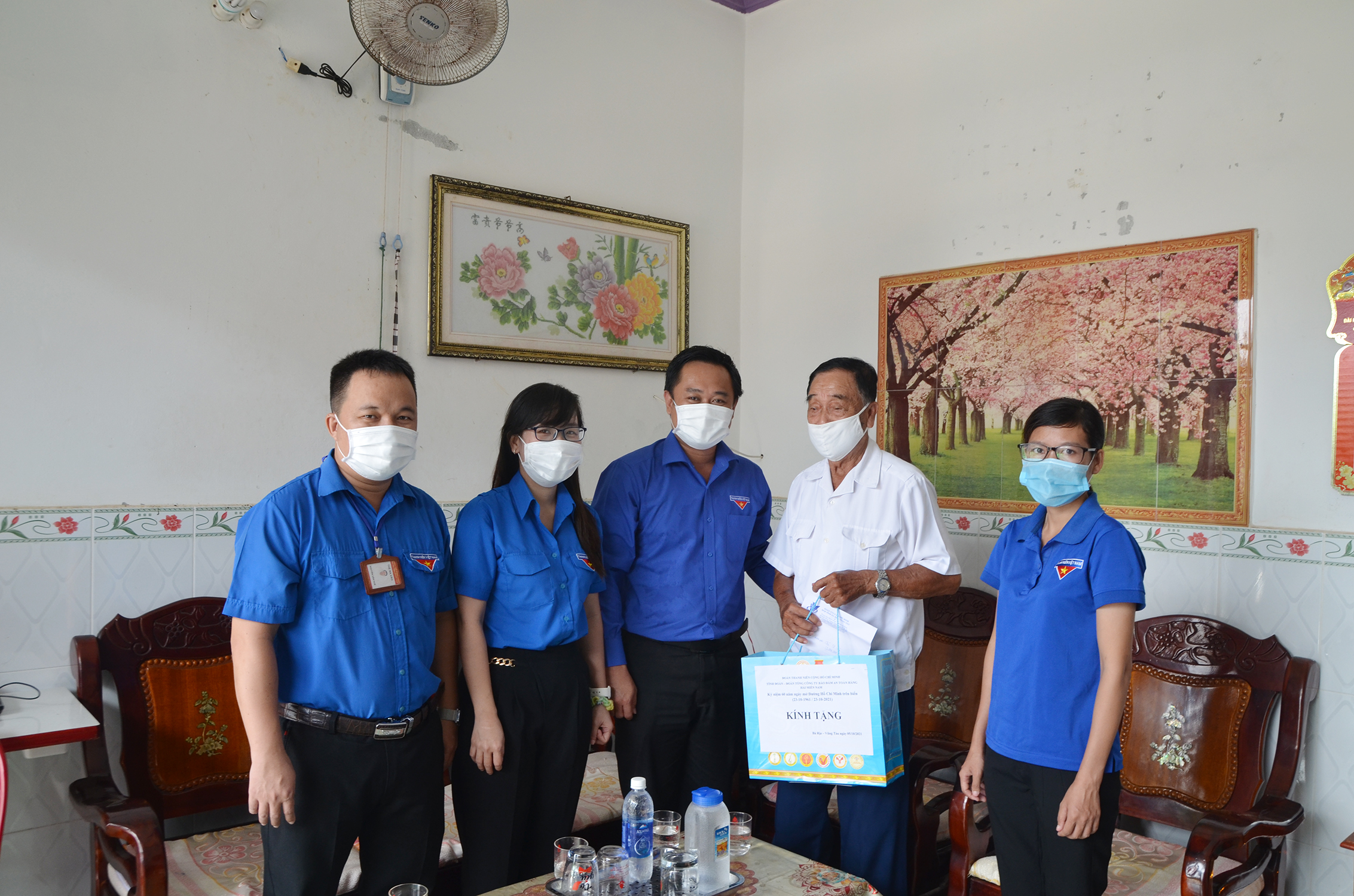 Anh Nguyễn Minh Triết, Phó Bí thư Tỉnh Đoàn, Chủ tịch Hội LHTN  Việt Nam tỉnh thăm, tặng quà tới ông Lê Hà, cựu thuyền viên tàu  không số.