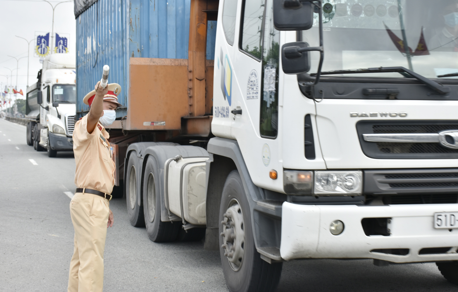 CSGT Công an tỉnh kiểm soát phương tiện và người vào BR-VT tại chốt kiểm dịch QL51. Ảnh: MINH HIỀN