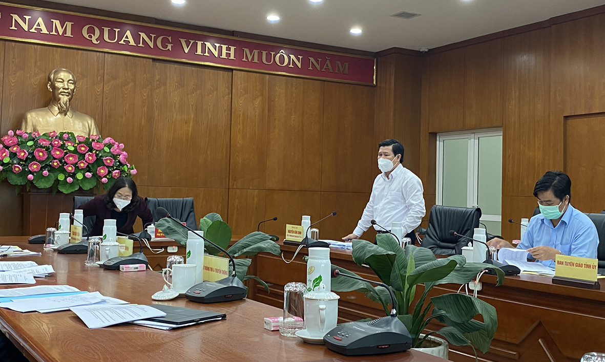 Ông Nguyễn Văn Xinh, Ủy viên Ban Thường vụ Tỉnh ủy, Trưởng Ban Tuyên giáo Tỉnh ủy trình bày Dự thảo Báo cáo sơ kết công tác lãnh đạo thực hiện Nghị quyết số 13 về truyền thông BR-VT giai đoạn 2018-2020, tầm nhìn đến năm 2025.