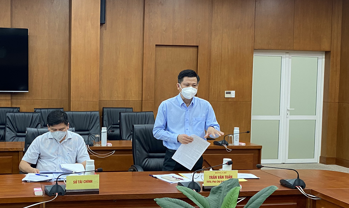 Ông Trần Văn Tuấn, Ủy viên Ban Thường vụ Tỉnh ủy, Phó Chủ tịch UBND tỉnh phát biểu tại cuộc họp.