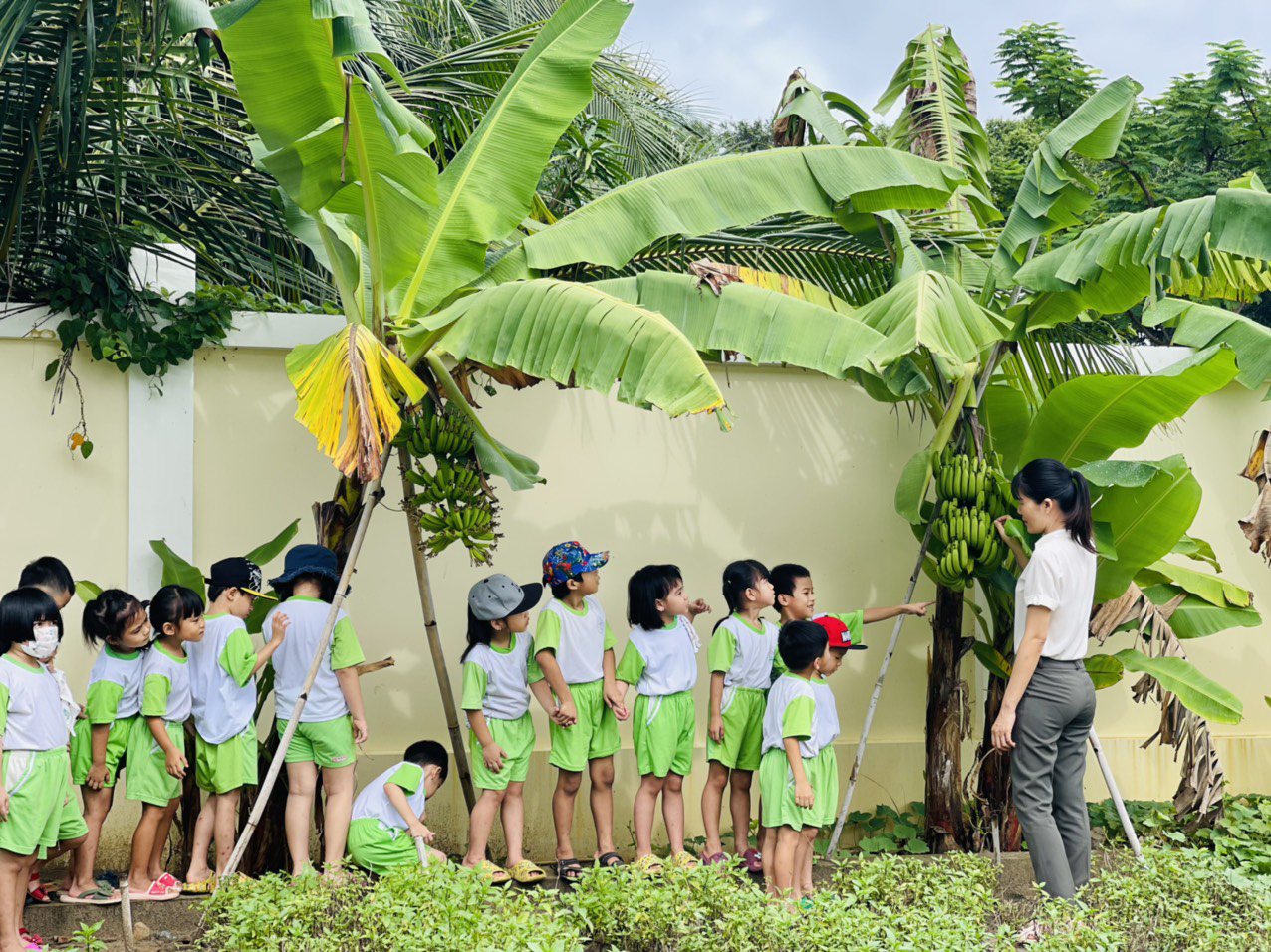 HS Trường MN Sen Hồng (huyện Côn Đảo) được tới trường học tập trực tiếp từ cuối tháng 9.  Trong ảnh: Cô và trò nhà trường trong một tiết học ngoài trời.