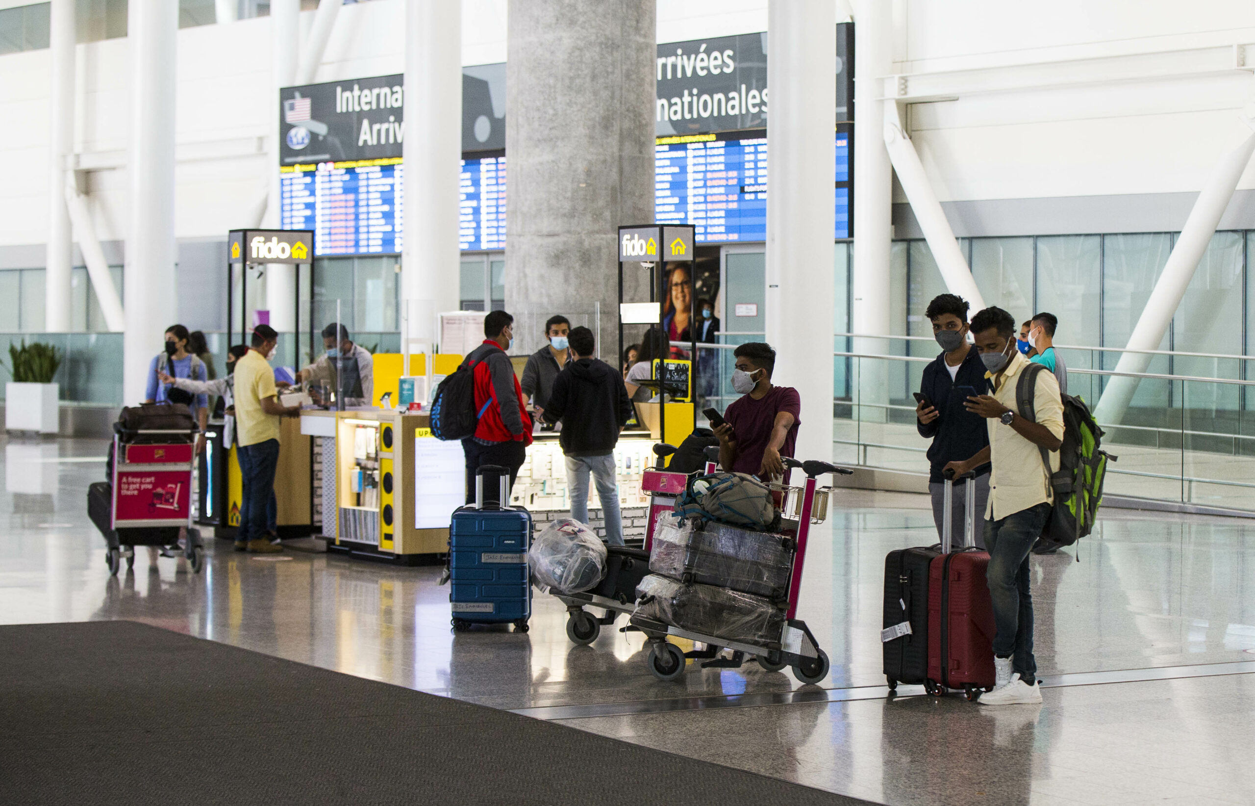 Hành khách tại sân bay quốc tế Toronto Pearson ở Ontario (Canada).